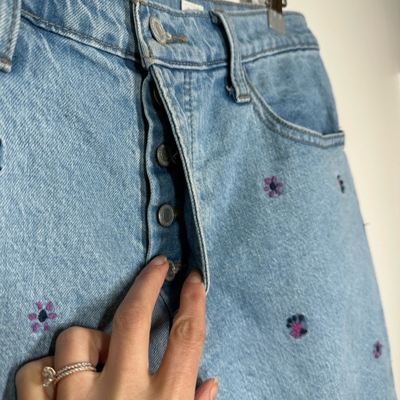 LUCKY Brand Embroidered Relaxed Taper Light Wash Jeans Size 27 - Picture 3 of 7